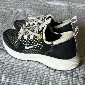 Nike React Escape Run Flyknit 'Black Metallic Vivid Gold' DC4269-002